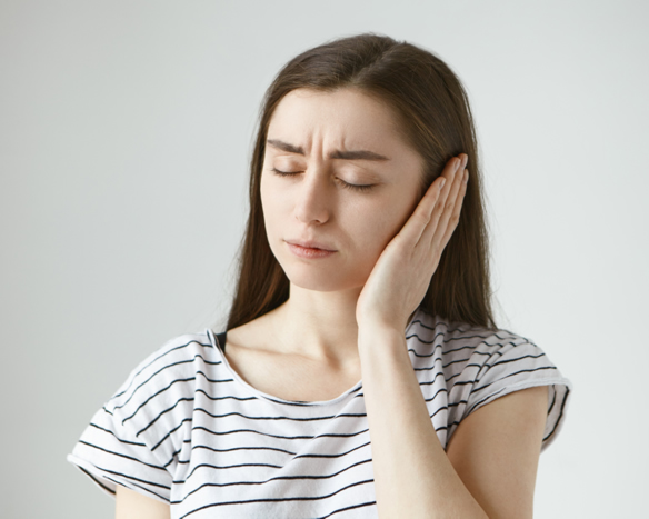 femme souffrant de douleurs à l'articulation ATM, le SADAM